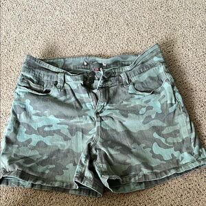 lei Green Cargo Shorts with Camouflage Design